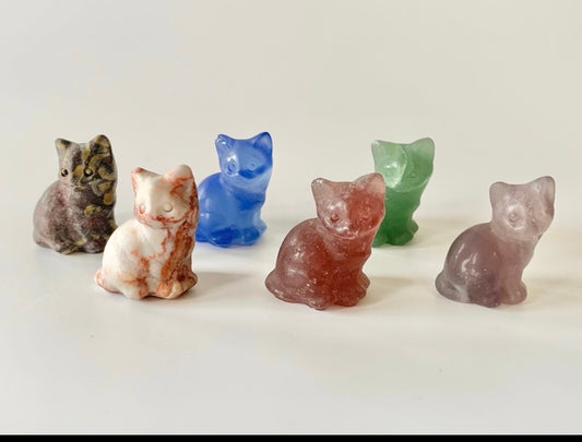 Mini Sitting Cat Carving, head turned